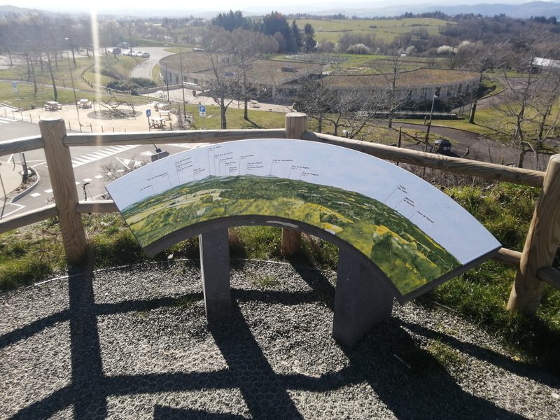 Table d'orientation et h&ocirc;tel de l'aire des Volcans