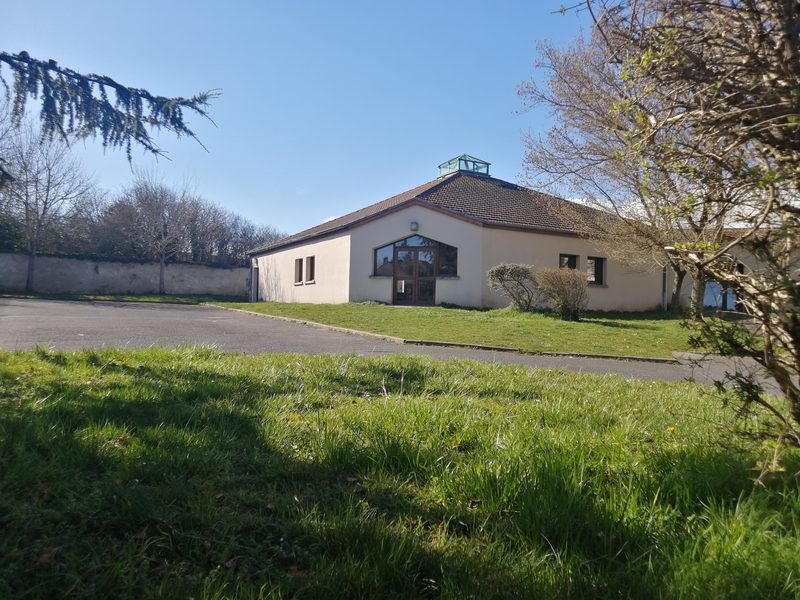 Salle des f&ecirc;tes de Champs, vue de c&ocirc;t&eacute;