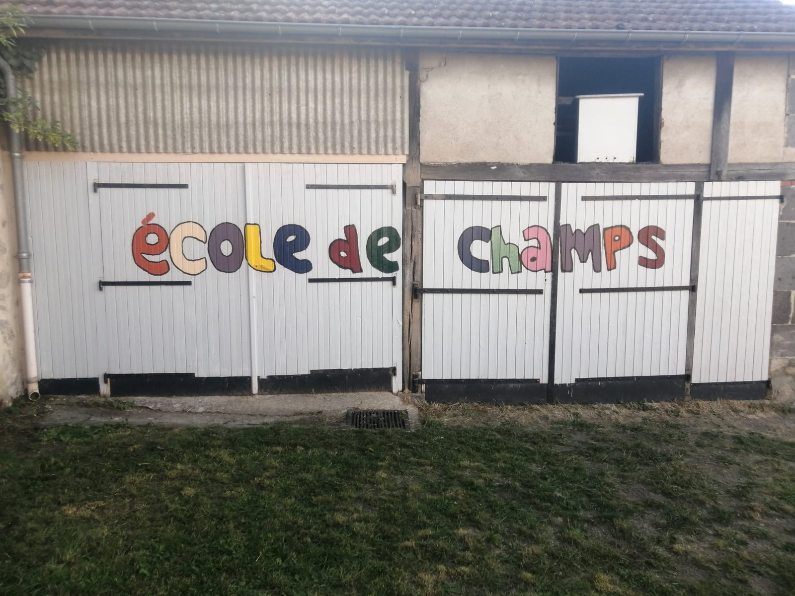 Volets peints aux couleurs de l'&eacute;cole de Champs