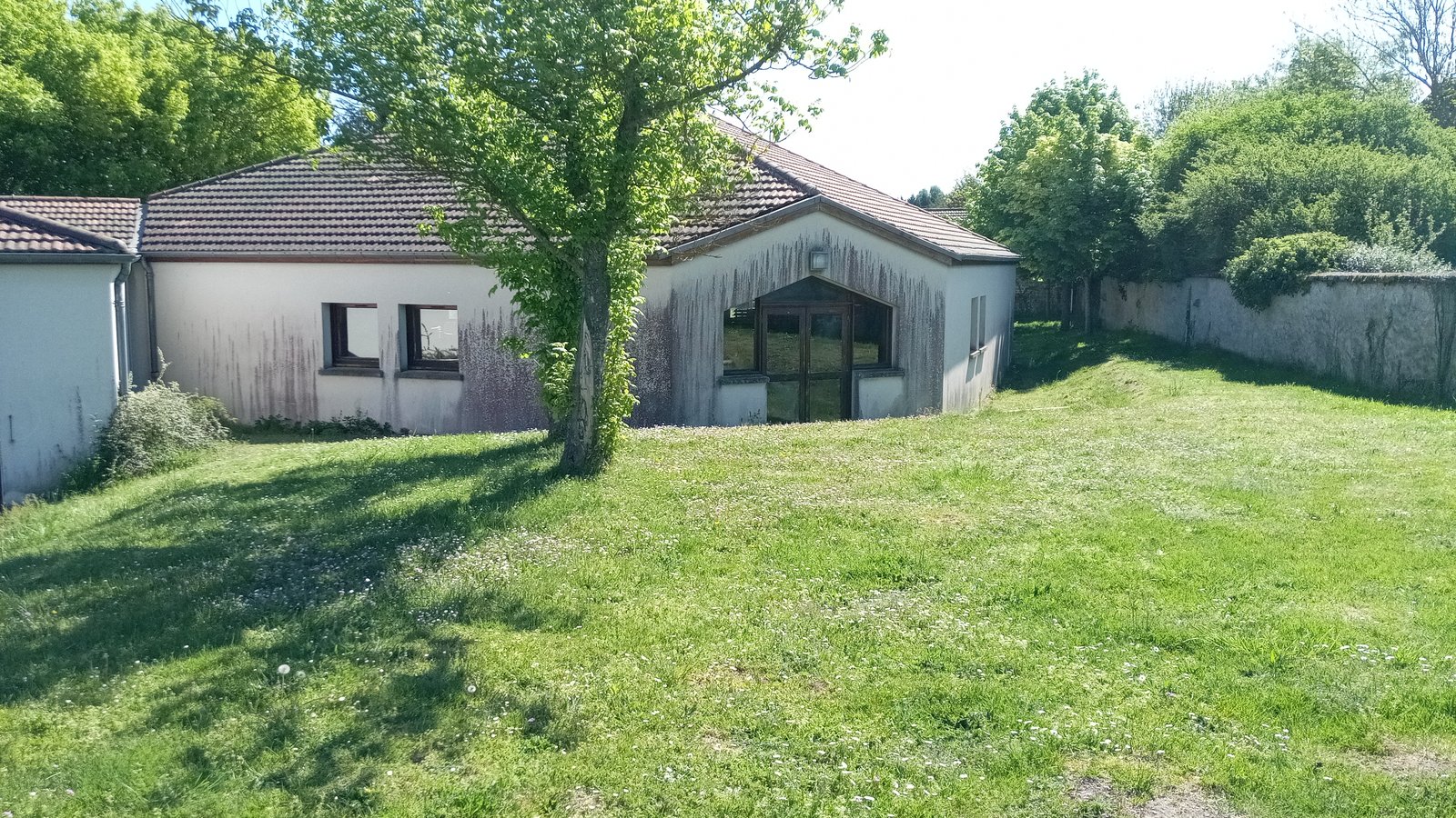 Vue ext&eacute;rieure de la salle des f&ecirc;tes de Champs